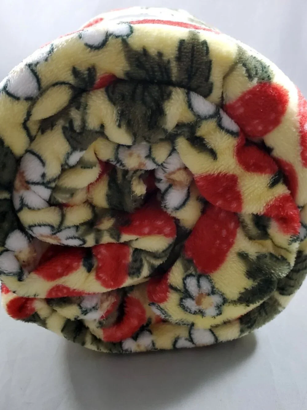 The Big One Oversized Supersoft Plush Blanket Yellow Strawberry Field 5x6 New